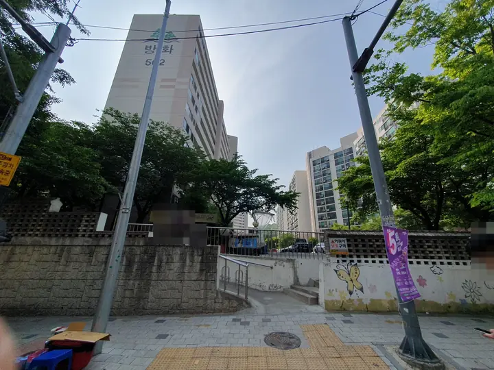나비 벽화가 그려진 보행 출입구