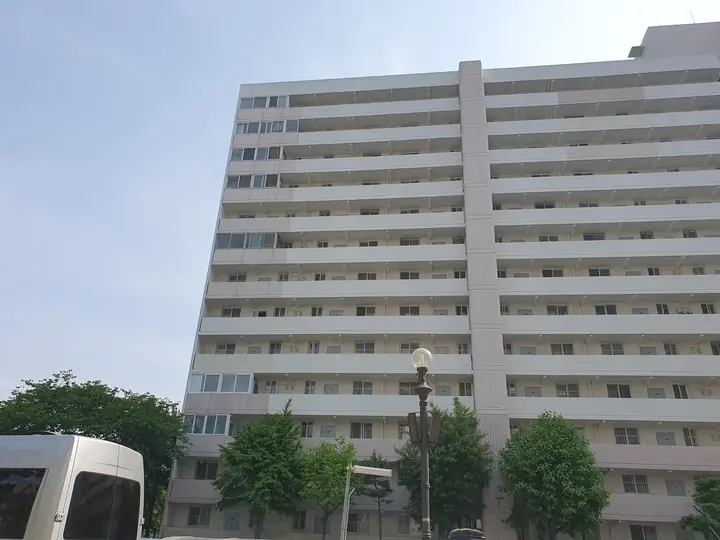 가로등과 나무 너머 동 전경