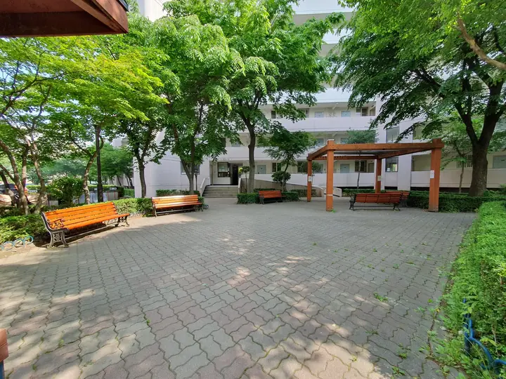 퍼걸러가 선 동 앞 마당