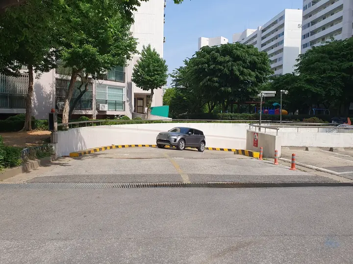 지하주차장 진입로