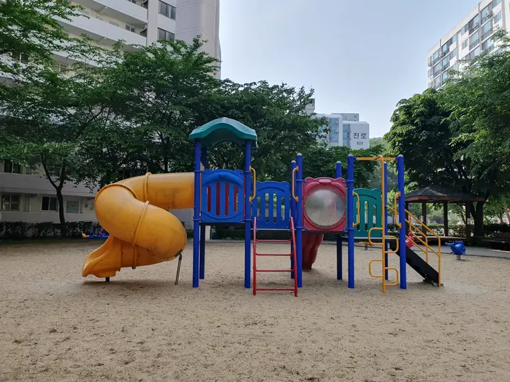 나선 미끄럼틀 놀이대