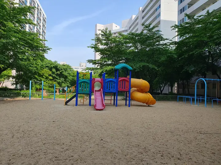 동 앞 넓은 모래 놀이터