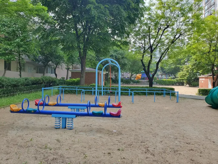 시소와 그네가 있는 놀이터