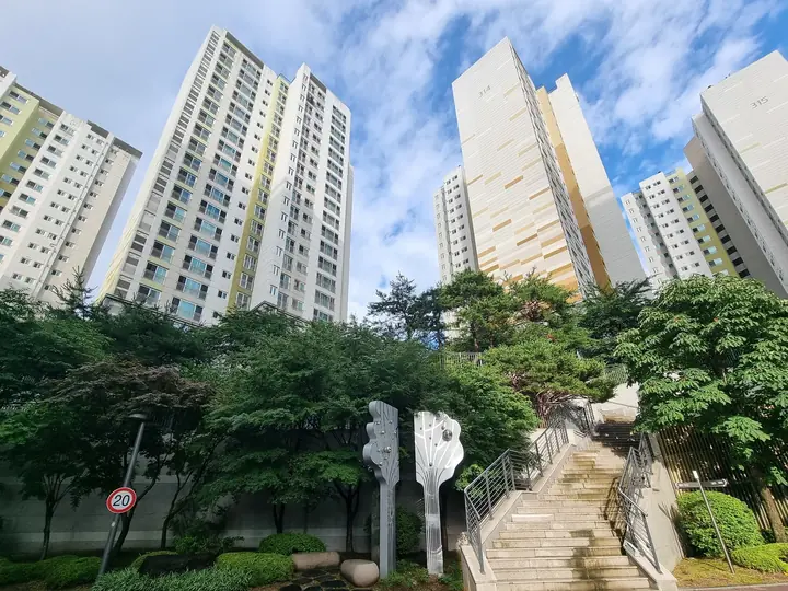 계단길 위로 보이는 고층 동