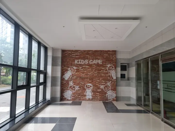 키즈카페 입구 벽돌 벽
