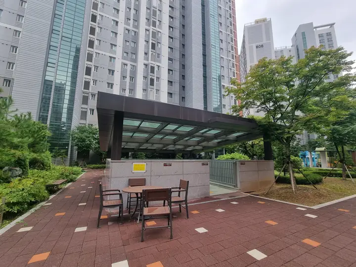 유리 캐노피 옆 야외 테이블