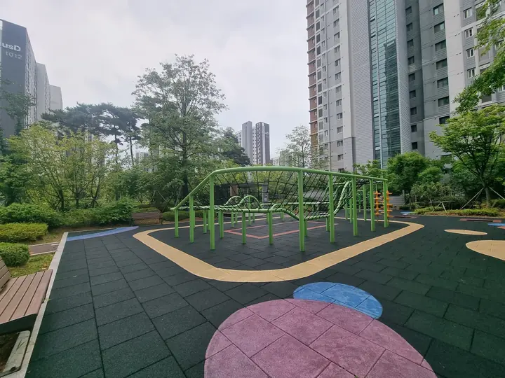 아치형 오르기 기구와 넓은 놀이 마당