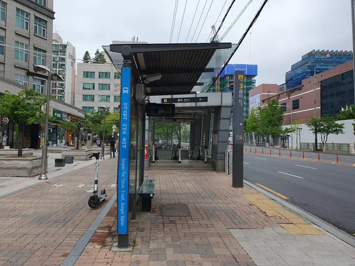 단지 앞 대로변 버스 정류장