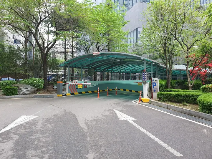 지붕 덮인 지하주차장 입구