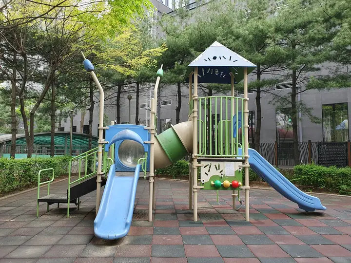 미끄럼틀이 있는 놀이터