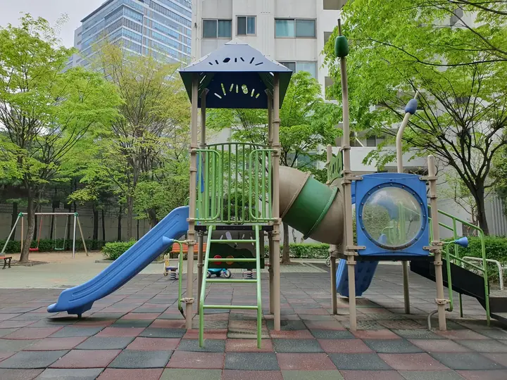 터널이 달린 놀이대