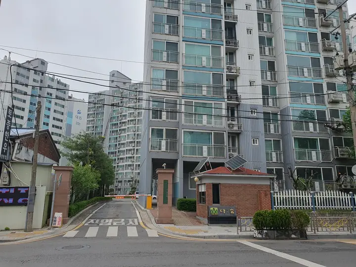 경비실이 있는 출입구