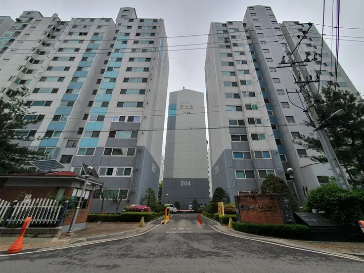문주 너머 늘어선 15층 동