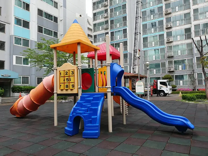 숫자판이 달린 놀이대