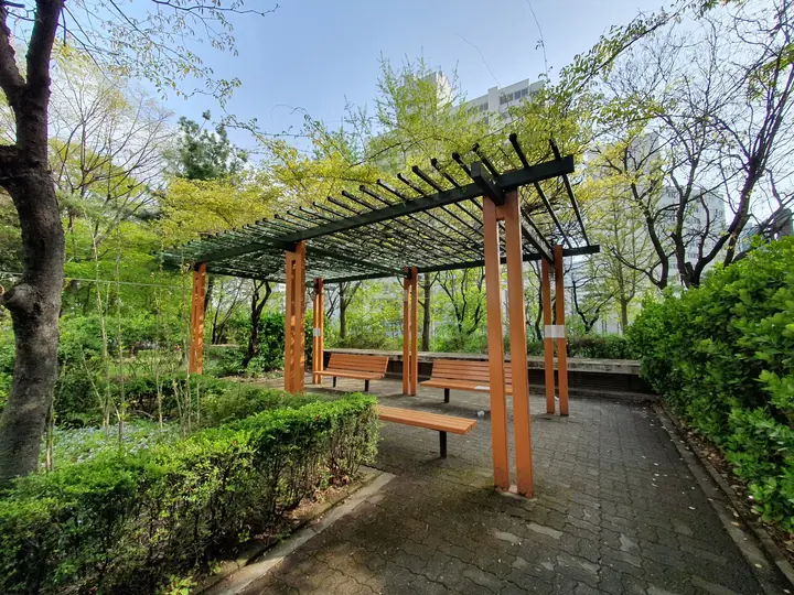 화단 속 목재 퍼걸러 쉼터