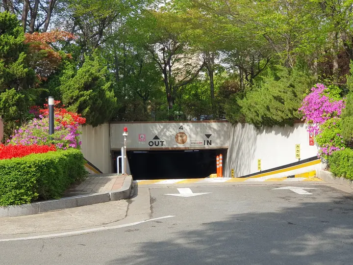 철쭉 화단 옆 지하주차장 입구