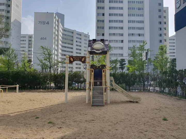 나무 놀이대와 미끄럼틀