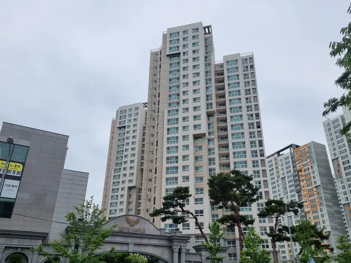 큰길에서 본 정문과 고층 동