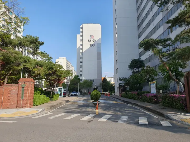 106동이 보이는 정문
