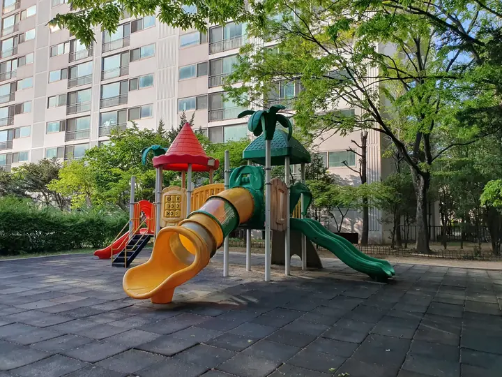 동 앞 놀이터