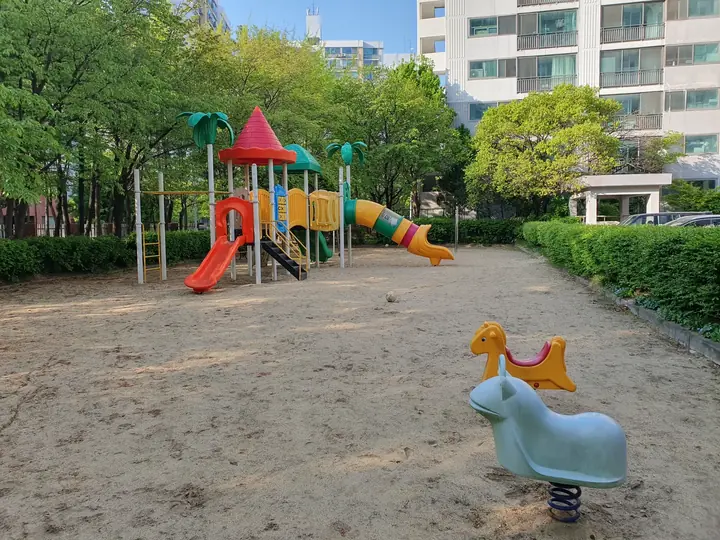 모래 깔린 놀이터