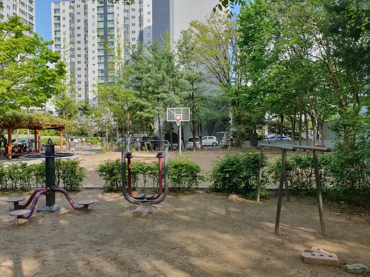 운동장 옆 운동기구