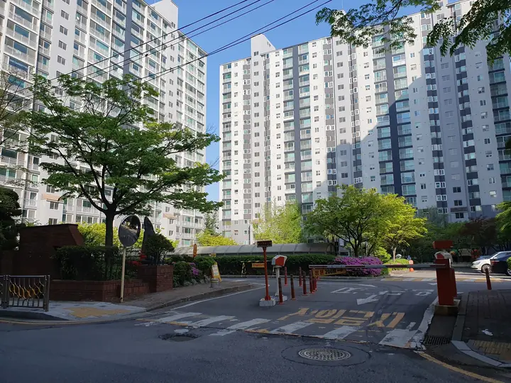차단기가 있는 단지 출입구
