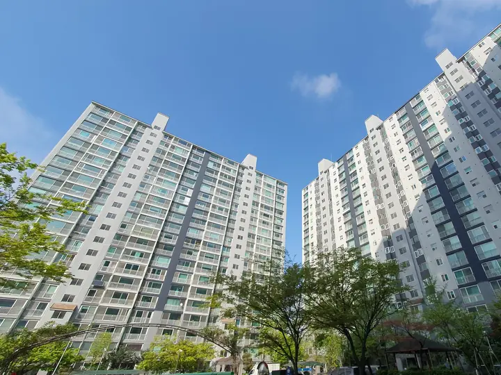 하늘 아래 마주 선 20층 동