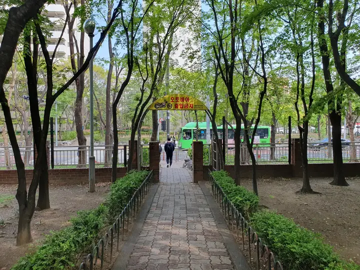 울타리 사이 산책로