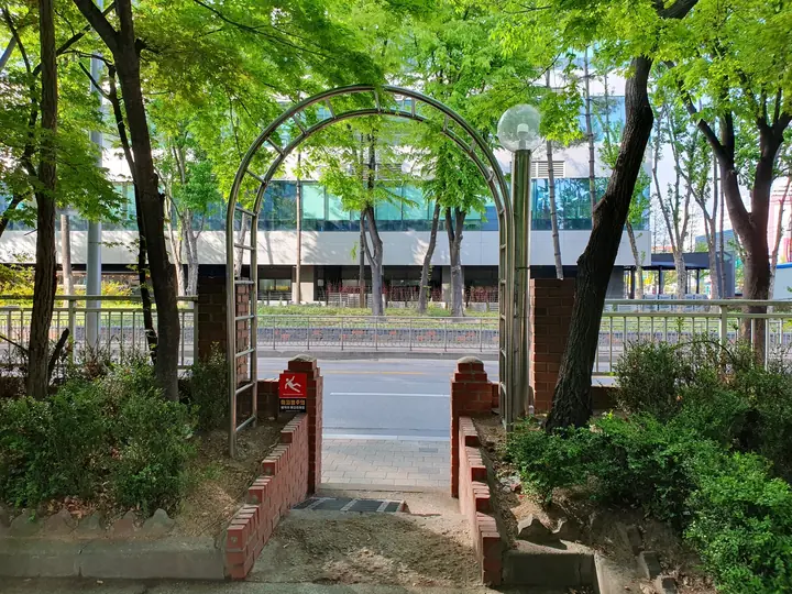 대로로 나가는 아치 쪽문