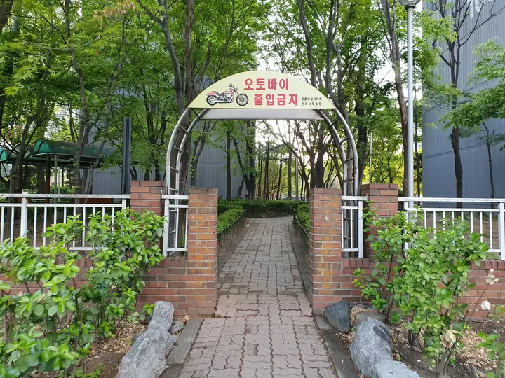 벽돌 길이 이어진 쪽문