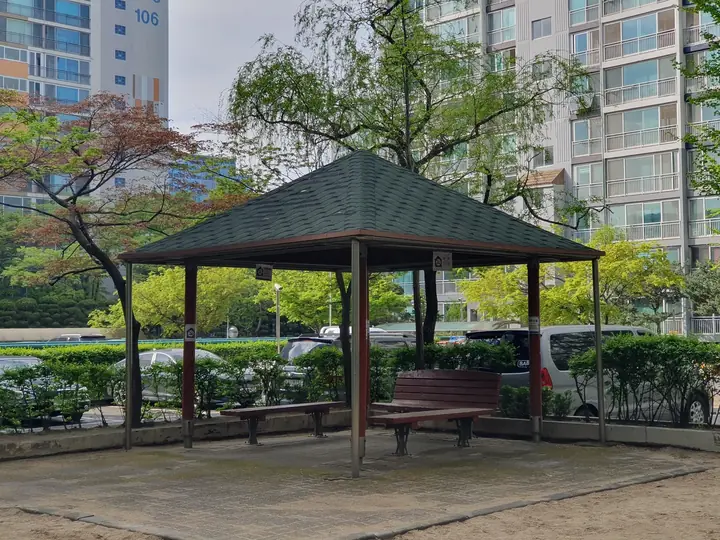 단지 안 육각 정자