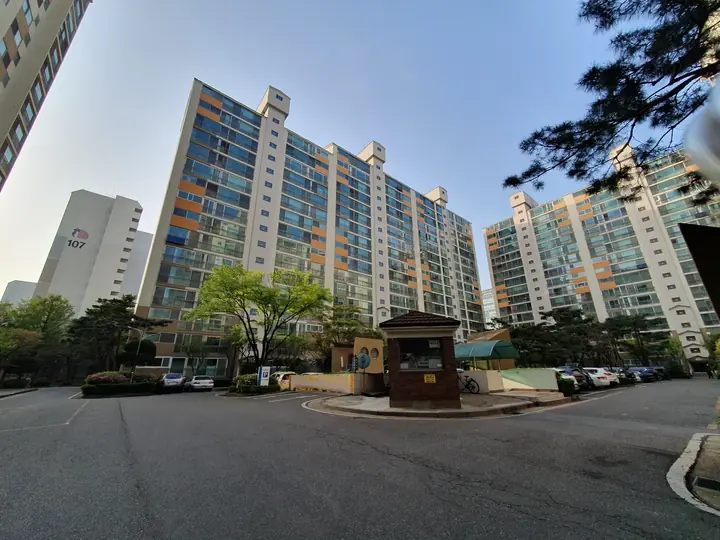 광장 너머 둘러선 17층 동