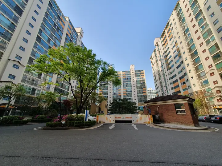 경비실 너머 단지 전경