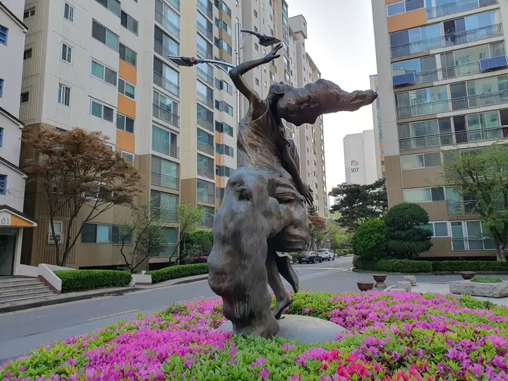 새를 날리는 조형물