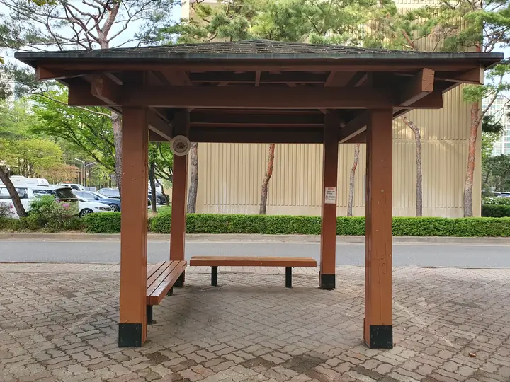 벽돌 바닥 위 정자