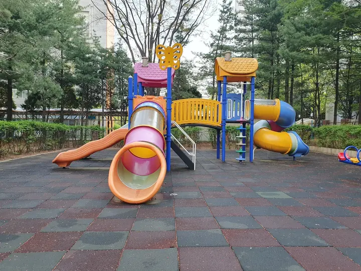 터널 미끄럼틀이 있는 놀이터