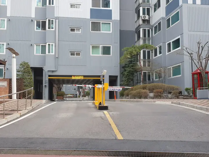 차단기가 있는 차량 출입구