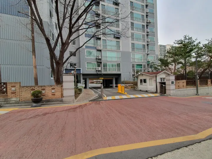경비실 앞 단지 진입로