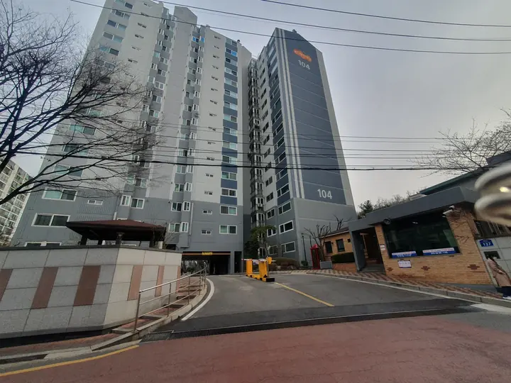 경비실 옆에서 본 104동