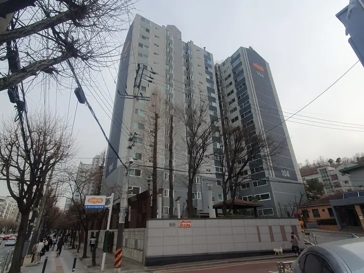 등촌로 건널목에서 본 단지