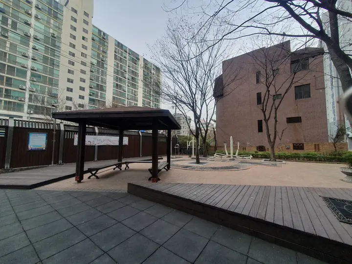 데크 위 목재 쉼터