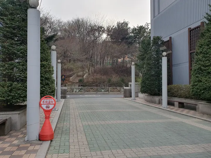 기둥이 늘어선 단지 보행로