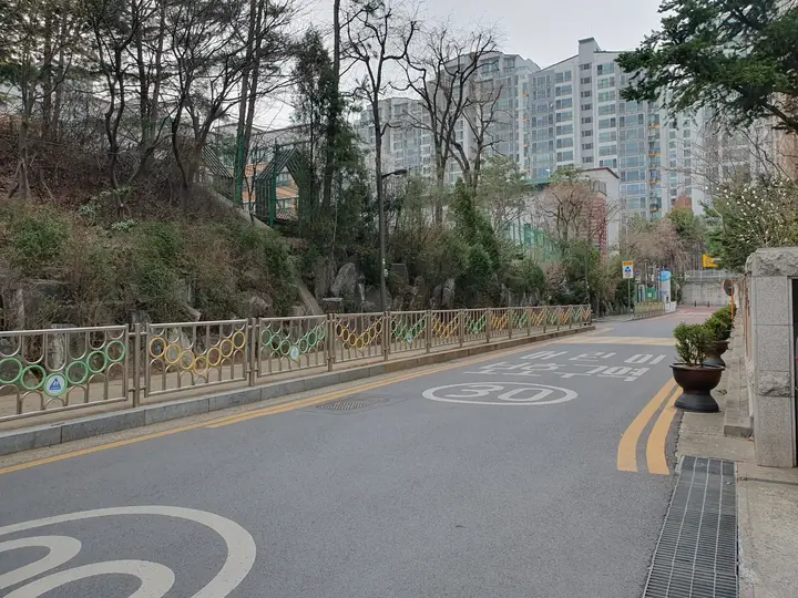 언덕을 따라 난 단지 옆 도로