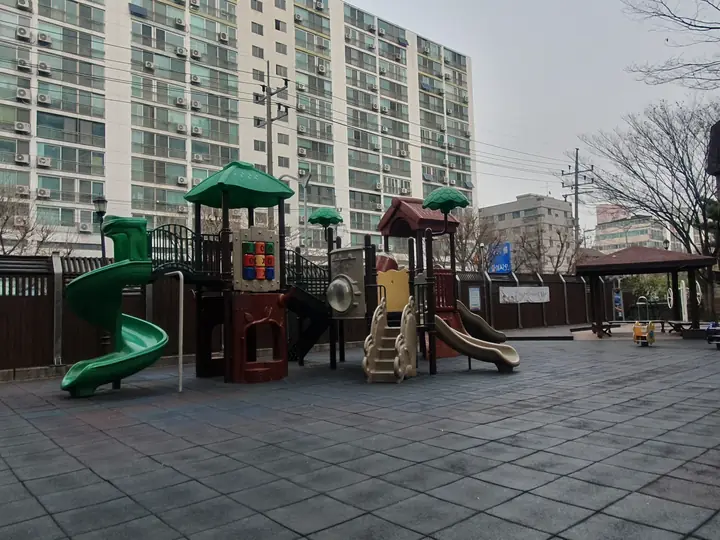 정자 옆 놀이터