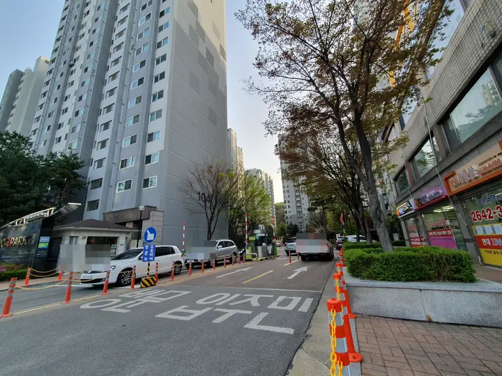 상가 옆 단지 출입구