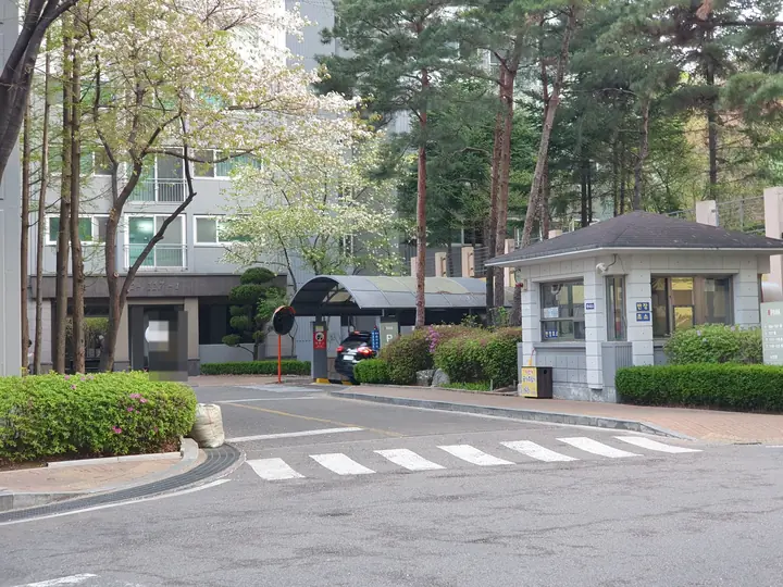 경비실 옆 출입구
