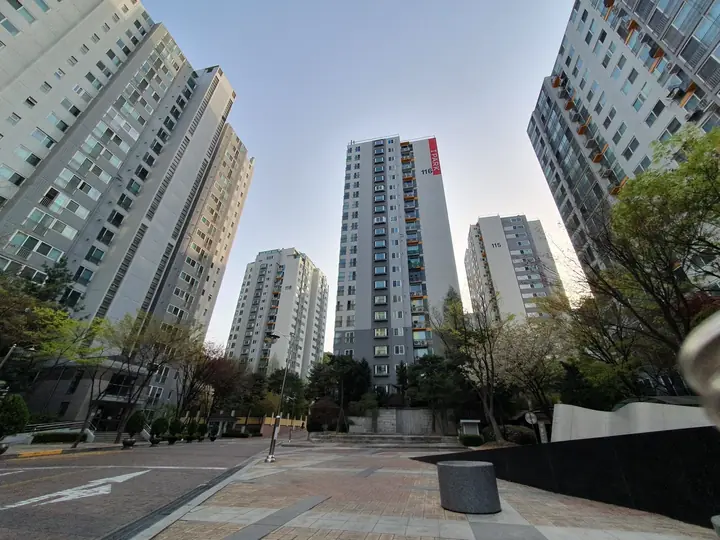 광장 너머 둘러선 20층 동