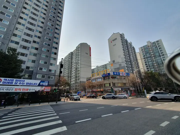길 건너에서 본 단지 전경