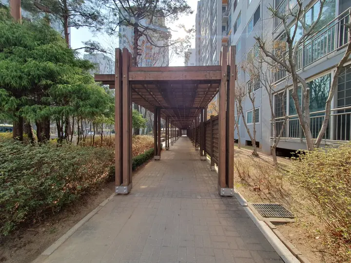 퍼걸러가 이어진 그늘길